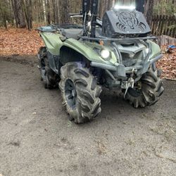 2022 Kodiak 700 with a trailer