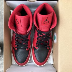 Air Jordan 1 Mid “Reverse Bred” – Men’s Size 9.5 – Slightly Used – No Box