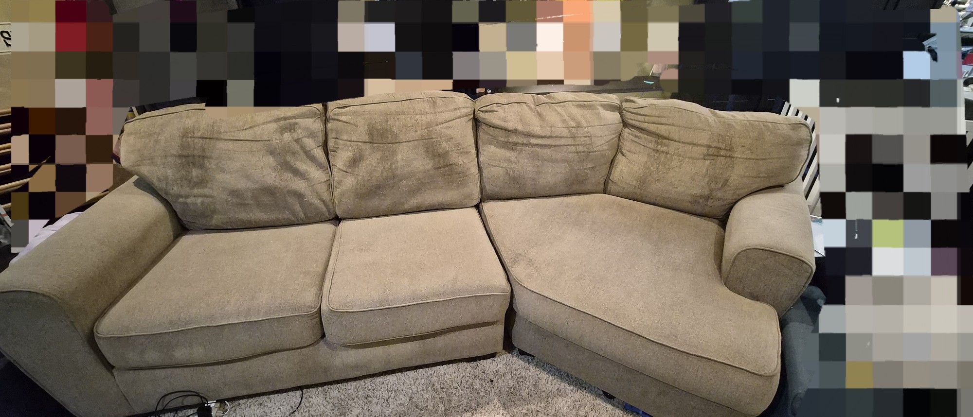 FOR SALE – Large Beige Sectional Sofa with Chaise (Conversation/Cuddle Couch)
Configuration: 2-piece sectional (left-arm sofa + right-arm chaise)