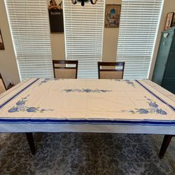 Tablecloth with flower designs and 6 matching flower napkins