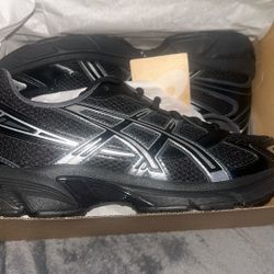 asics gel size 9 black and metallic  
