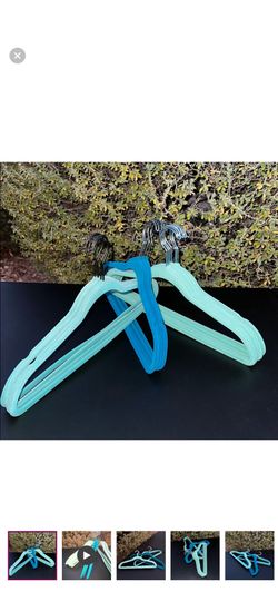 Velvet hangers heavy duty set of 16 counts, used-great condition.