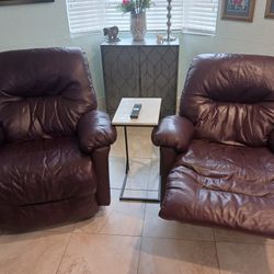 (2) Manual Recliners in Very Good Condition 