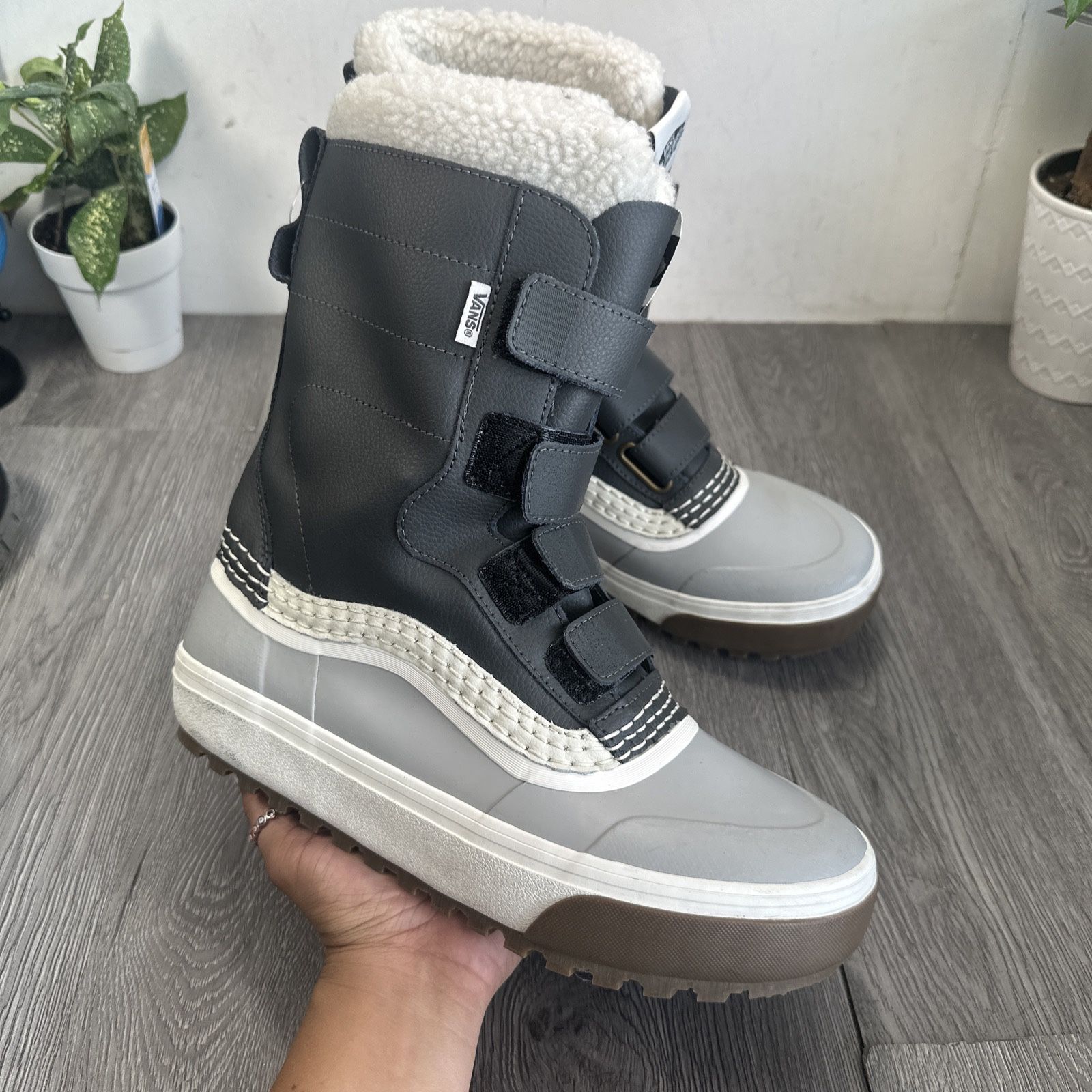 Vans Standard V MTE Snow Boots Mens Size 8.5 Black  White Women Size 10