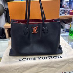 AUTHENTIC LV lockme Tote Purse 