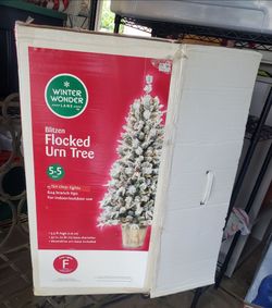 5 ft flocked Christmas tree
