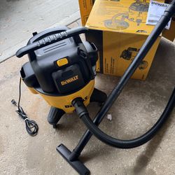 DEWALT 9-Gallons 5-HP Corded Wet/Dry Shop Vacuum with Accessories Included 