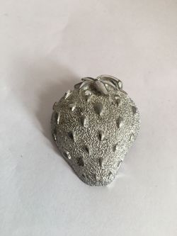 BEAUTIFUL SILVER TONE BROOCH