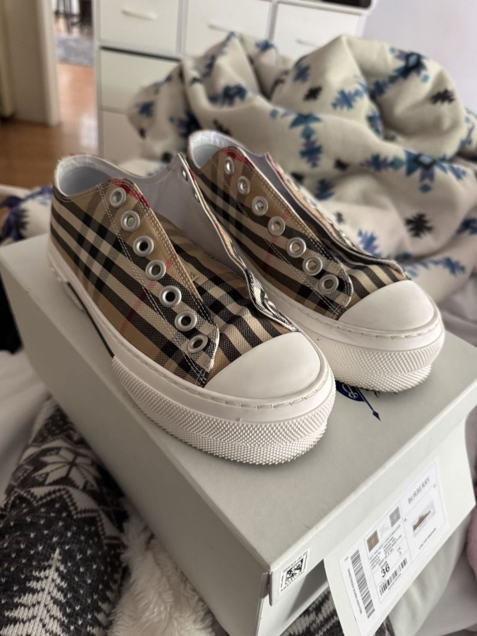 Burberry Women’s Size 6