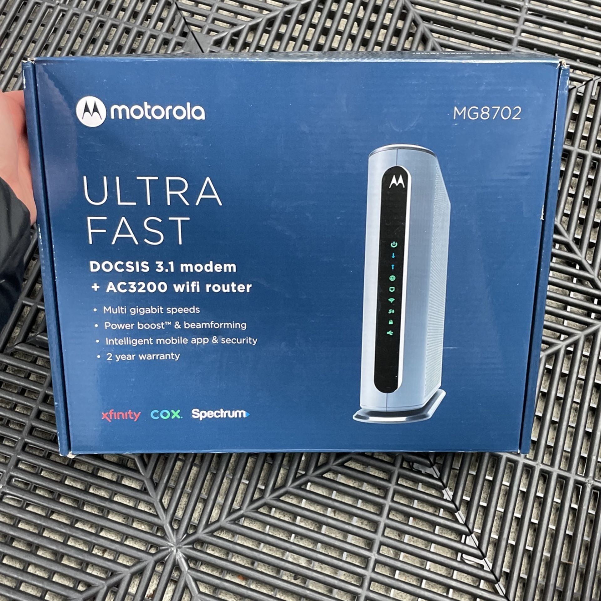 MODEM + WiFi (DOCSIS 3.1 Cable Modem with AC3200 Dual Band Router)
