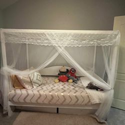Child’s Canopy Twin Bed With Canopy, Bedding And Mattress