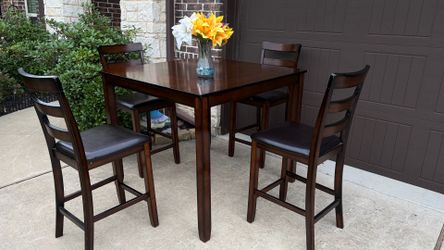 Beautiful Counter Height Dining Set. Table with 4 matching chairs. Used, good condition.