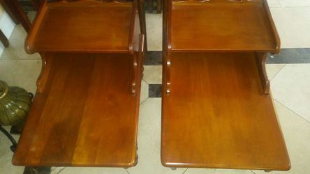 Set of 2 end tables.