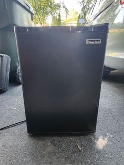 Magic Chef 2.6 Cu Ft Mini Fridge with Freezer – Black – Tested & Working