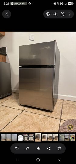 Mini fridge with freezer