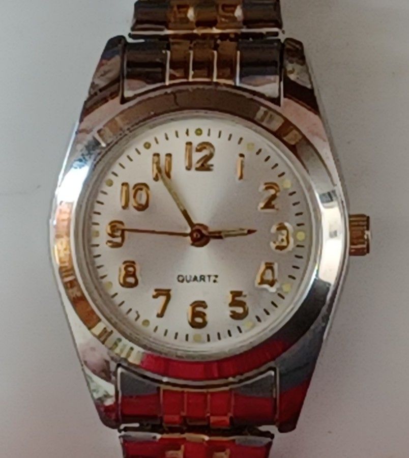 Quartz White Face Dial Watch, Runs Fine, 57810 KMT, S60-09, Flexible Two-tone Band