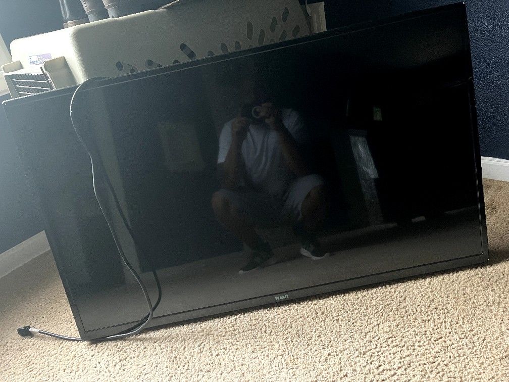 !!!! $80!!!!!!! RCA 45 Inch TV -NO REMOTE BUT HAS BUTTONS
