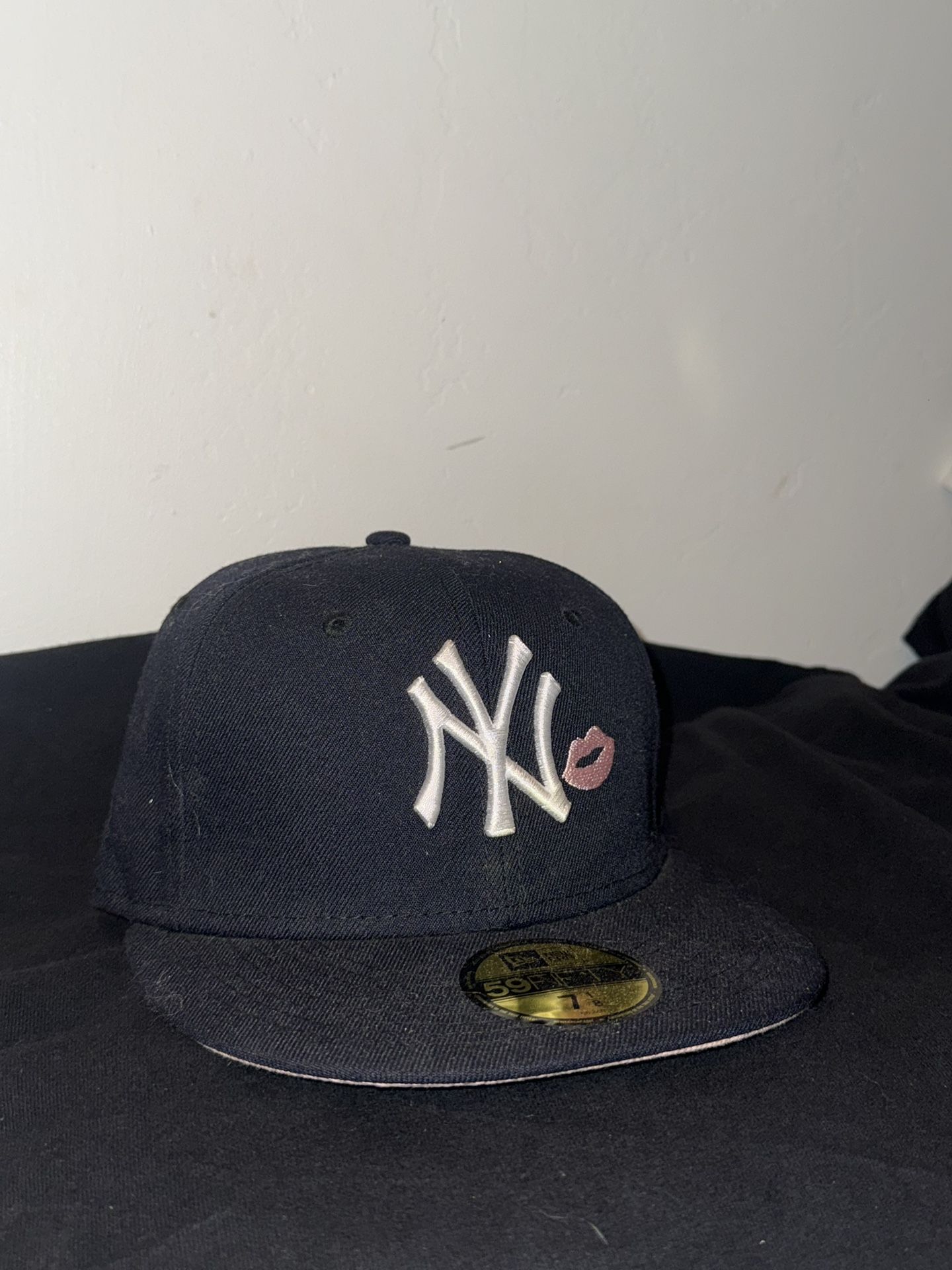 New Era Yankees Fitted Kiss Hat Navy / Pink Color Way