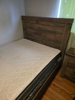 Queen size bedroom set.