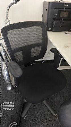 Black swivel office chair