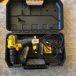 DEWALT DCD780 20V MAX Speed 1/2 Cordless Drill Driver w/ 2 battery's and charger