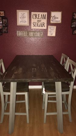 Kitchen table and 4 chairs like new