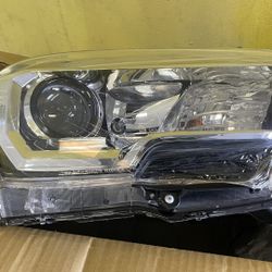 2017-2016 TOYOTA TACOMA RIGHT HEADLIGHT 