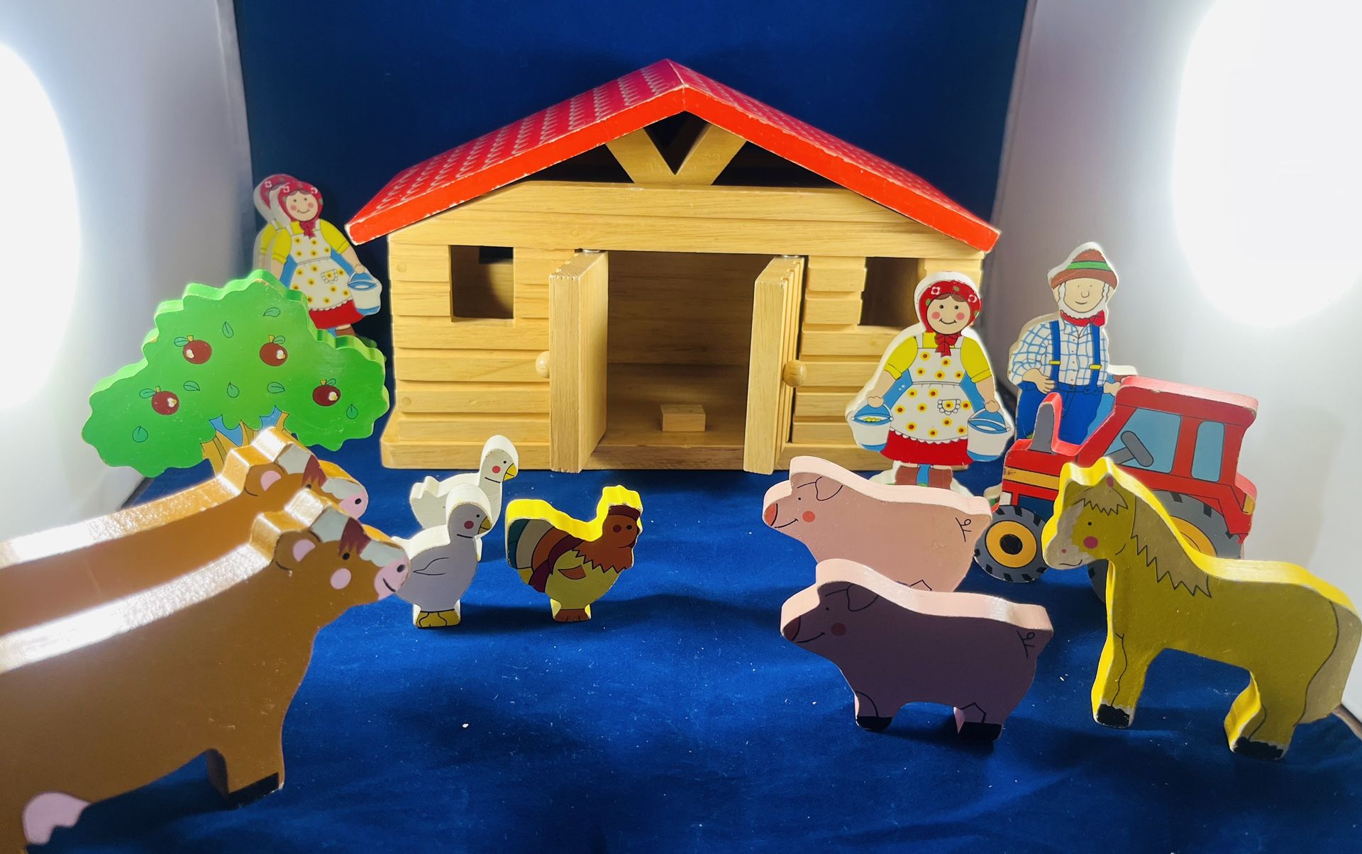 Wooden farm with Farm animals and removable roof
