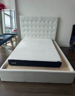 Bed / white leather queen, size