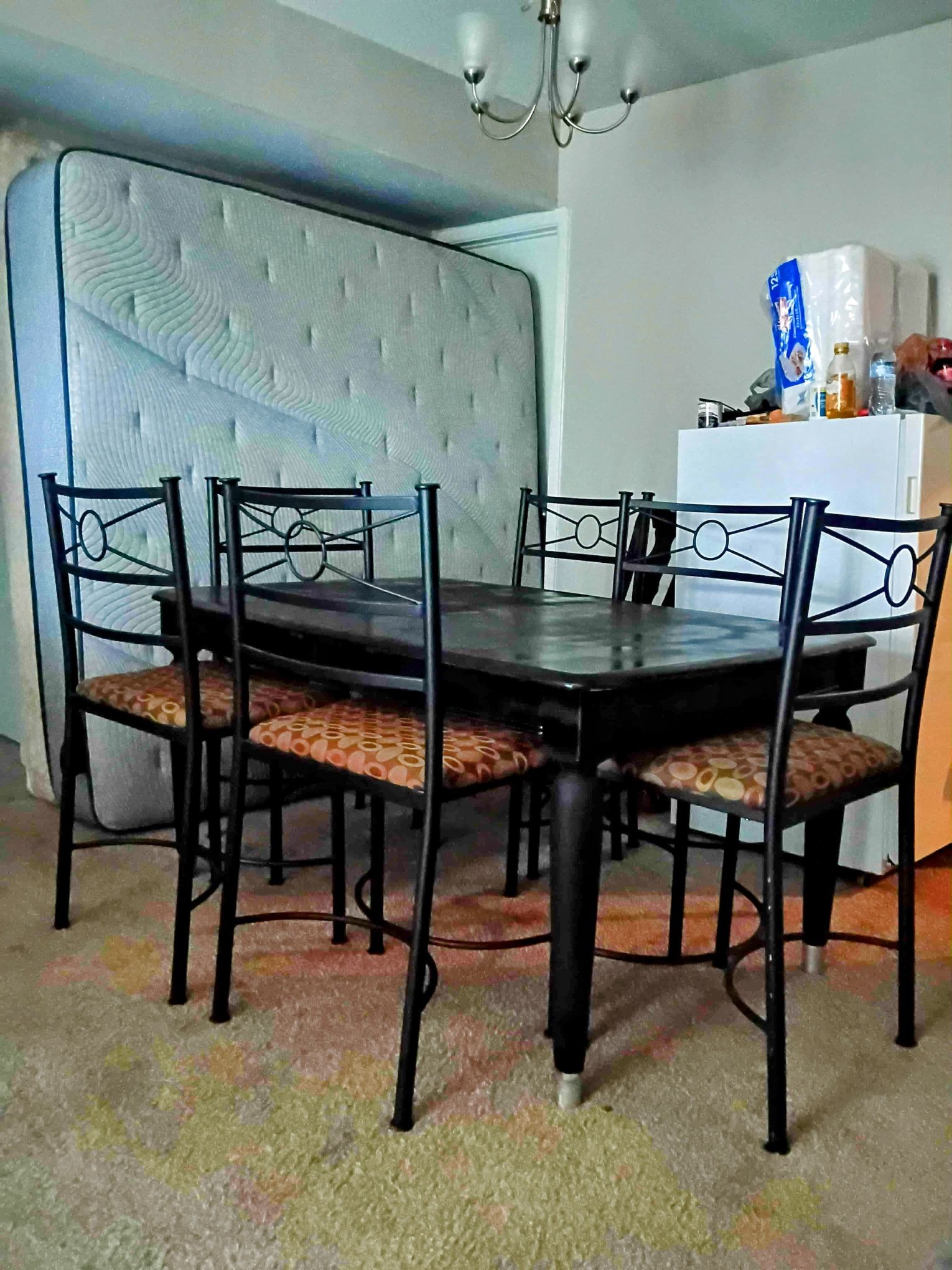 Table And Chairs Come Pickup Or We Deliver