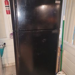 Frigidaire Top Freezer Black 30in 20cu Ft Refrigerator 