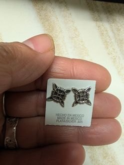 Silver 9.25 witch knot earrings