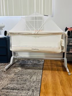 Maydolly Baby Bassinet / Bedside Sleeper – Like New