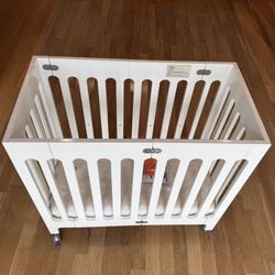 Bloom Alma Foldable Crib on Wheels + Organic Mattress – Great Condition 