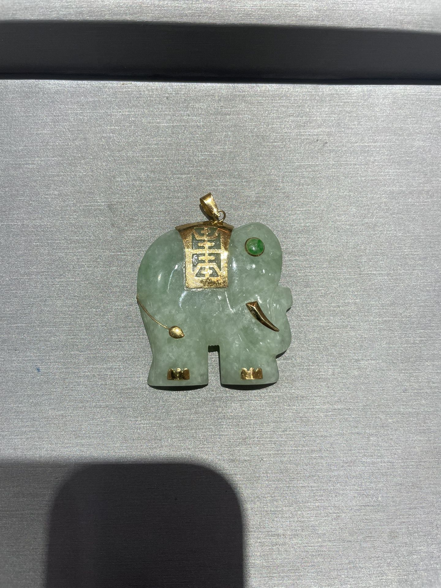 Vintage 14kt yellow gold jade elephant pendant 