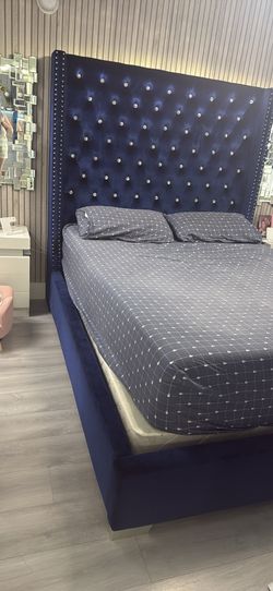 Cama queen azul