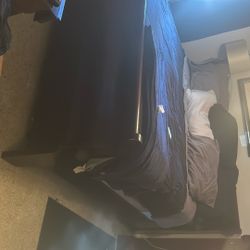 I’m Selling My King Sized Sleigh Bedroom Set W/ Bow Spring And Matress (has Always Had A Cover On It)