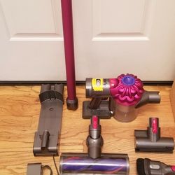 NEW Cond DYSON CORDLESS VACUUM WITH COMPLETE ATTACHMENTS  , AMAZING POWER SUCTION  , WORKS EXCELLENT  , IN THE BOX 
