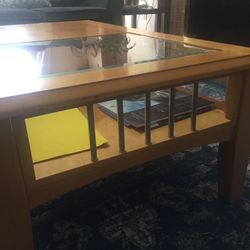 Solid Wood Coffe Table With Draws.