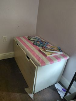 Toy chest with sitting pad