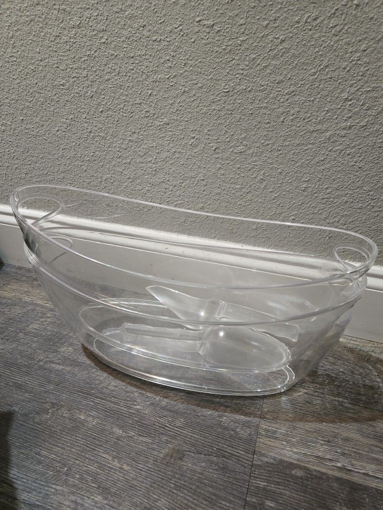 Ice Buckets for parties, Party Cooler, with 2 Scoops (5.5L). Small crack on left handle.