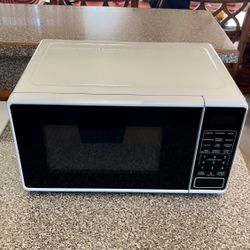 Mainstays 0.7 Cu ft Countertop Microwave Oven, 700 Watts