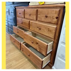 Dresser/ Nine drawers dresser