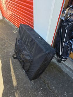 Master massage table. Come and check it out

Don't have time to set it up. Just come and check it out

Showing scuffs on material outside. See photos 