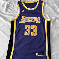 Kareem Abdul-Jabbar NBA Jersey- Jumpman Label size 40 S