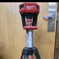 
Milwaukee - M18 18-Volt Lithium-Ion Cordless 6,000 Lumens Rocket Dual Power Tower Light with Charge