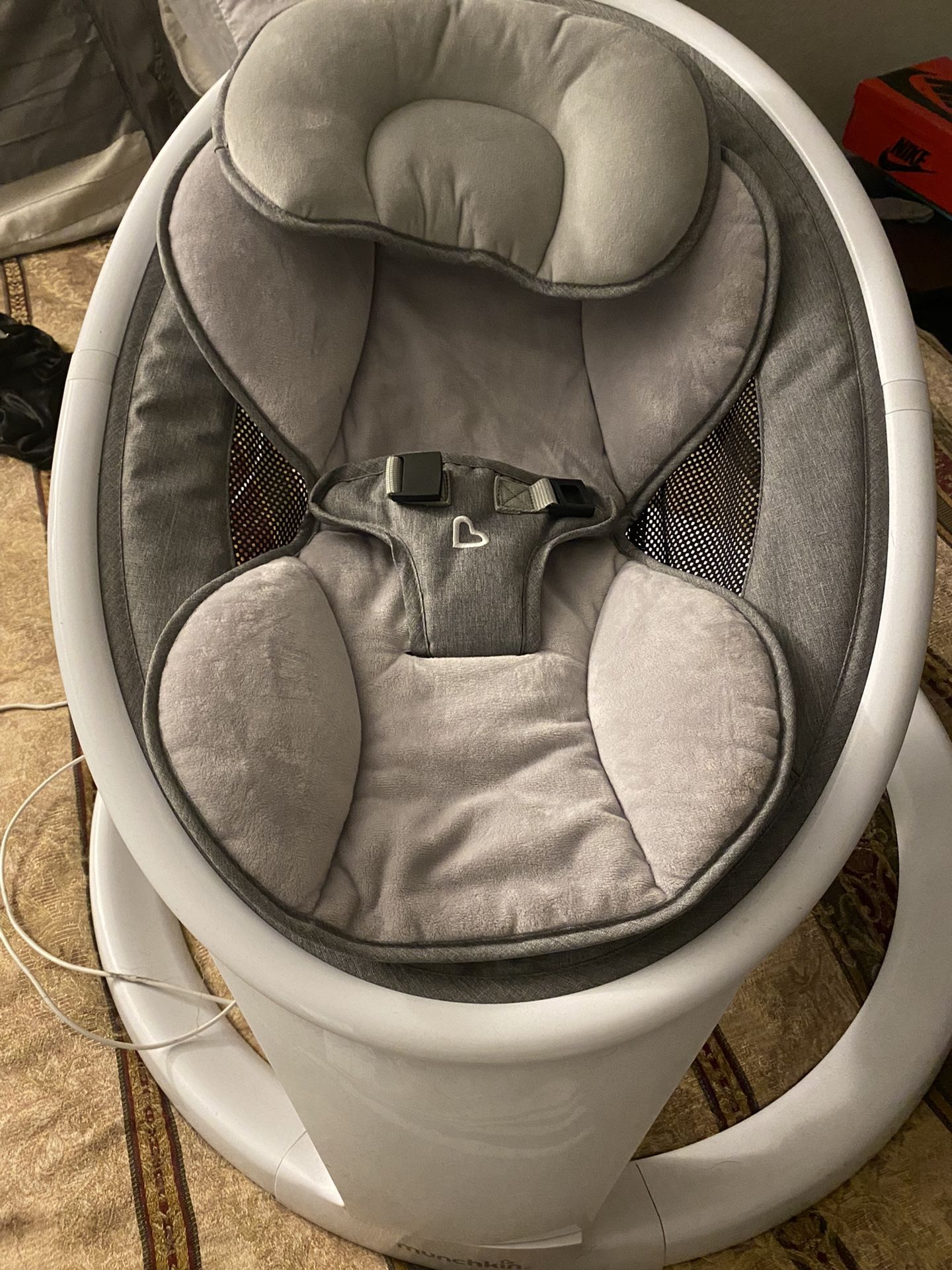 MUNCHKIN BLUETOOTH BABY SWING