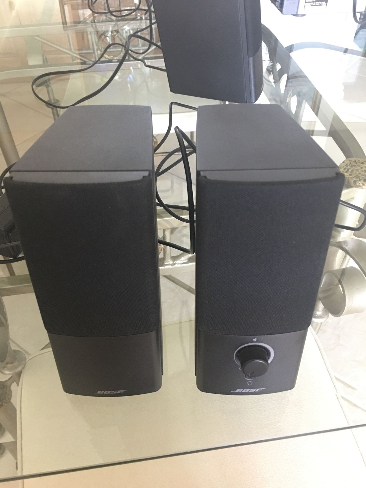 2 Bose computer/ console speakers like new.They don’t come with speakers wires.