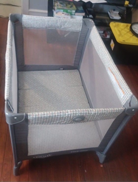 Graco Pack 'n Play Portable. Color Grey