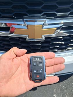 Car Keys And Remotes  / Llaves De Carro Y Controlles